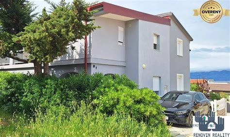 Ukážka jednoduchého účesu s dvoma vrkočmi stočenými pod sebou