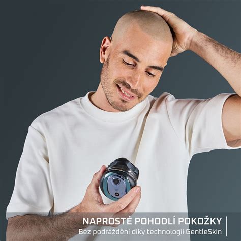 Muž s oholenou hlavou a pěstěnou bradkou