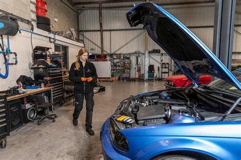 žena automechanička v dielni