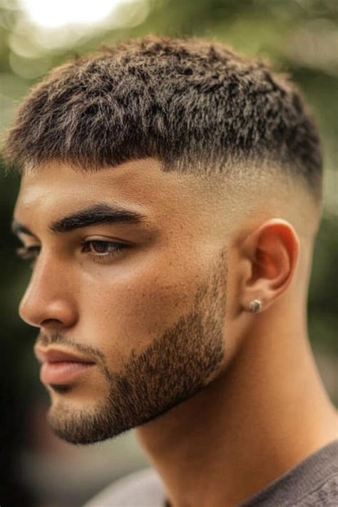 Koláž moderných pánskych účesov: Undercut, Fade a Textured Crop.