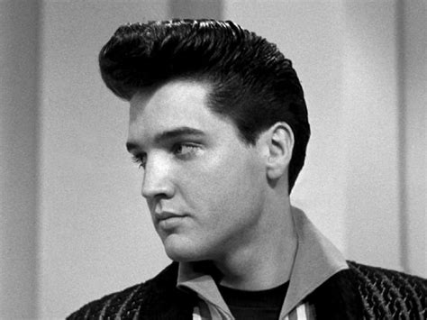 Elvis Presley s účesom Pompadour
