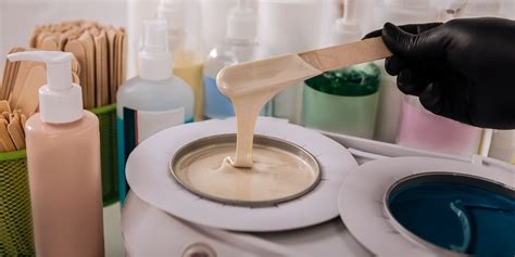 Ilustrácia procesu depilácie voskom