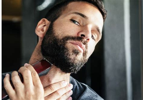 Muž s upravenou bradou