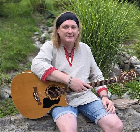 Emily Armstrong počas nahrávania v štúdiu