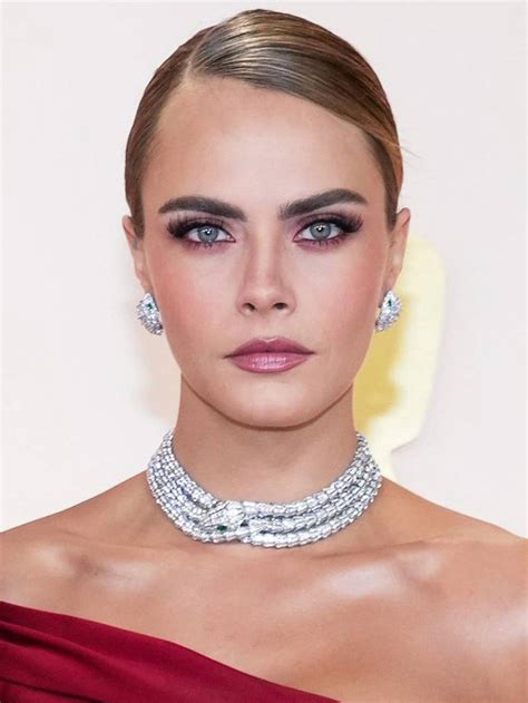 Cara Delevingne tmavé obočie