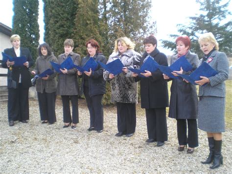 Skupina žien baviacich sa