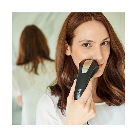 Žena používajúca IPL epilátor na tvári