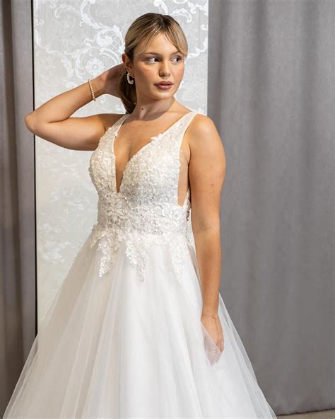 Nevesta skúša svadobné šaty v salóne