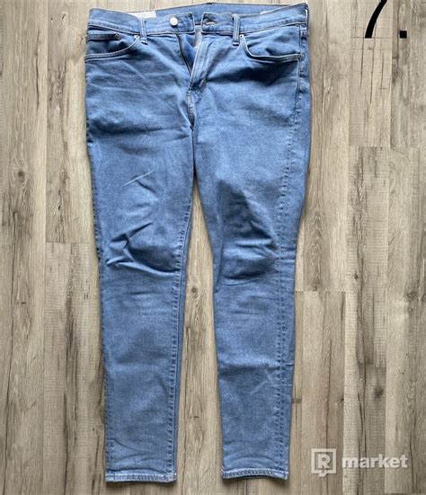 Fľaše šampónov rôznych značiek