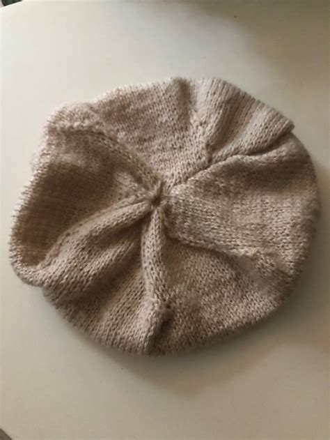 Hotová pletená baretka