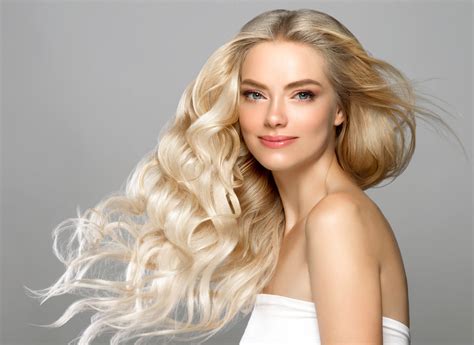 Detailný pohľad na blond vlasy s vyholeným zátylkom