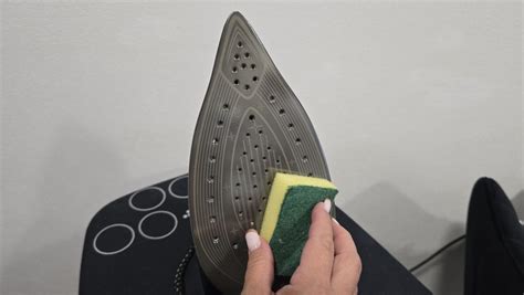 Ilustrácia použitia peny na holenie na čistenie žehličky