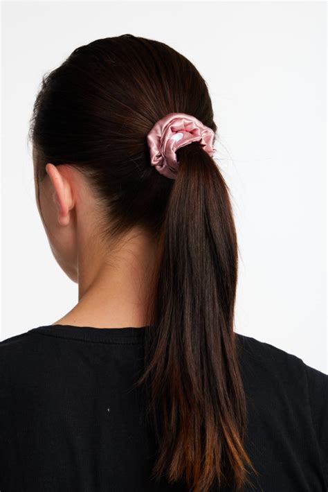 Porovnanie chemického a prírodného zosvetľovania vlasov