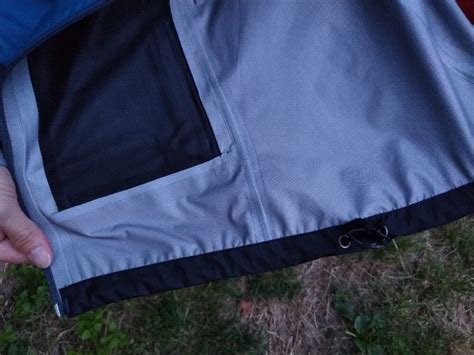 Detaily cyklistickej bundy - podlepené švy a zipsy