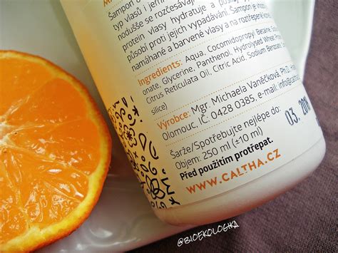 Infografika porovnávajúca tuhý a tekutý šampón