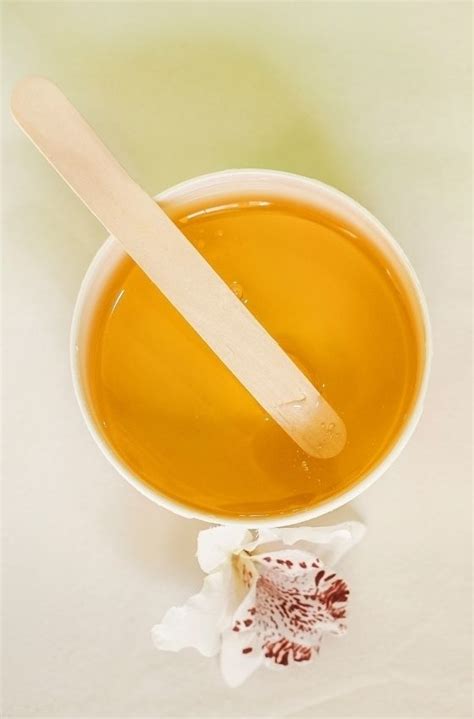 Infografika porovnávajúca výhody cukrovej depilácie oproti vosku