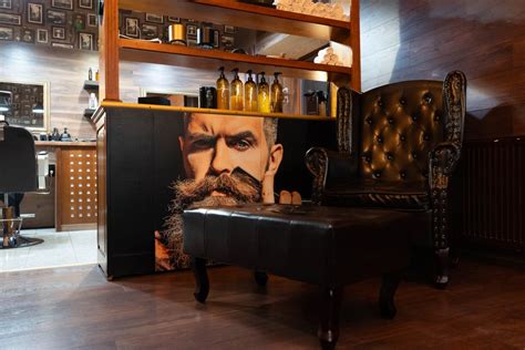 Ilustrácia barber shopu s mužmi a kaderníčkami
