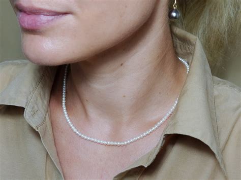 Hotový perlový náhrdelník na zamatovej stuhe