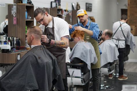 Barber pracujúci s britvou