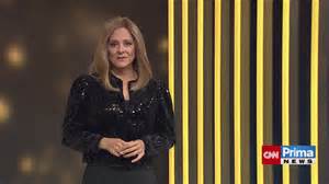 Muž s hladko oholenou hlavou