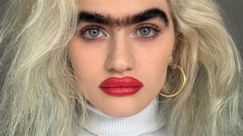 Modelka Sophia Hadjipanteli s výrazným zrasteným obočím