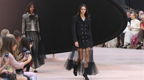 Kolekcia rôznych extravagantných úprav obočia z módnych prehliadok