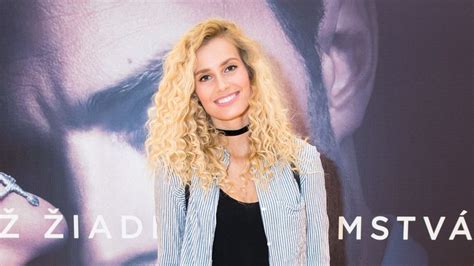 Žena s krátkym účesom