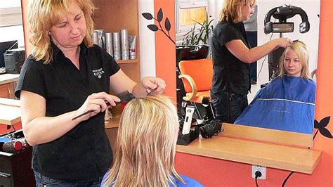 Kadeřnice při práci s barevnými vlasy