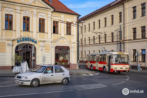 Tenké obočie typické pre 90. roky