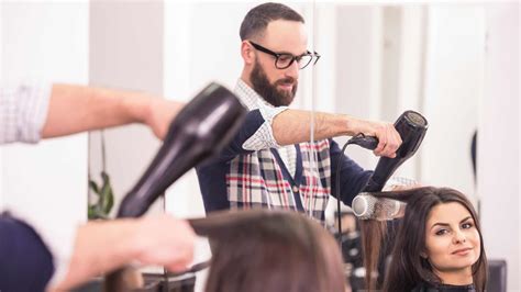 Profesionálny kaderník strihá klienta