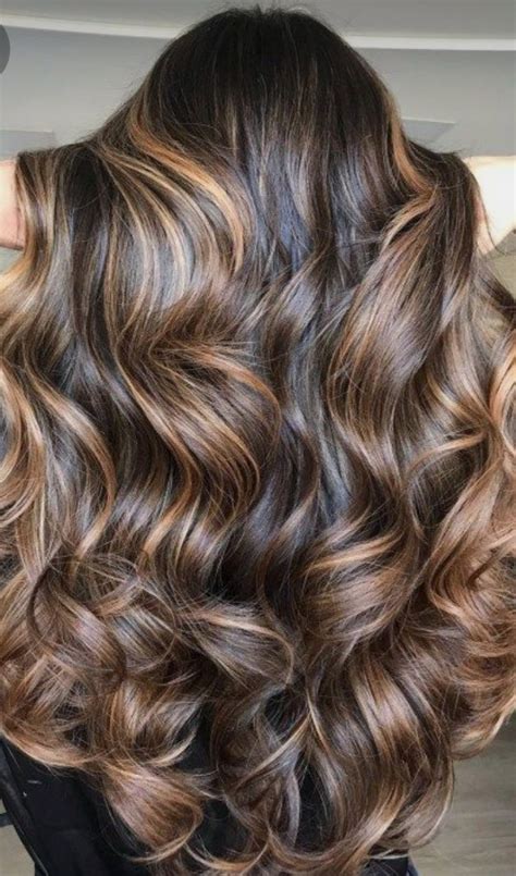 Ukážka rôznych kaderníckych techník ako balayage a melír