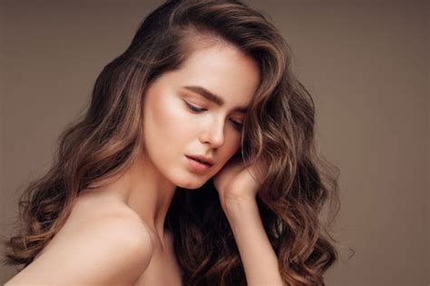 žena s hladkými a lesklými vlasmi po keratínovom ošetrení