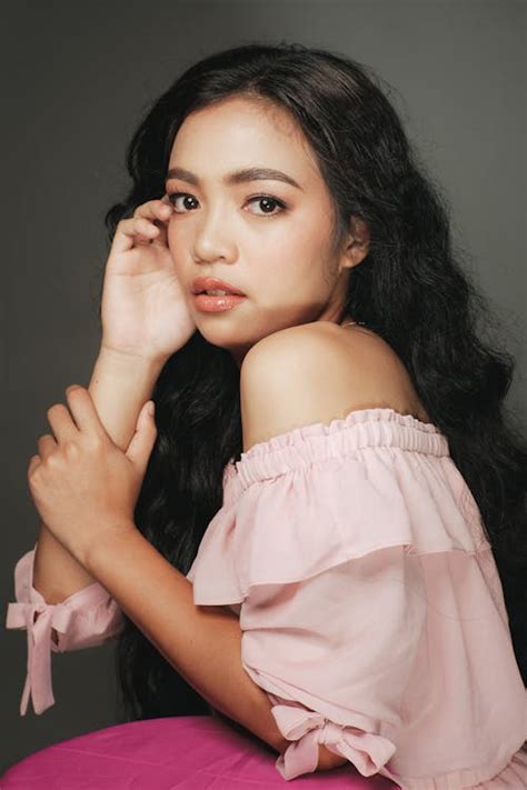 Ilustrácia ženy s dlhými vlasmi v lete