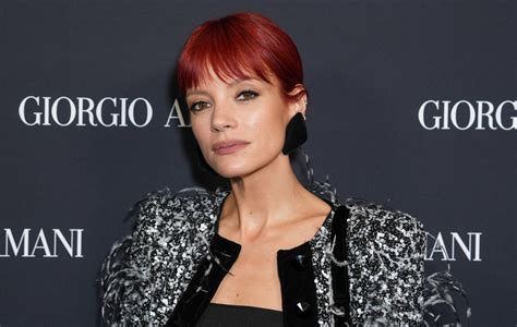 Lily Allen s dúhovými vlasmi