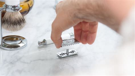 Ilustrácia klasického holenia britvou