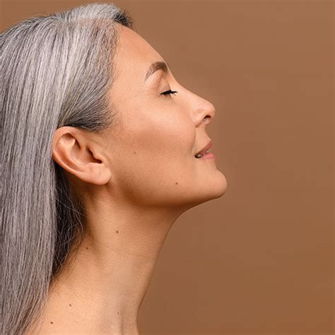 Porovnanie prirodzených a farbených šedivých vlasov