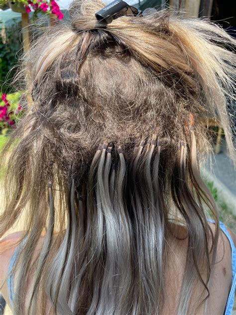 Rozdiel medzi ľudskými a syntetickými vlasmi na parochne