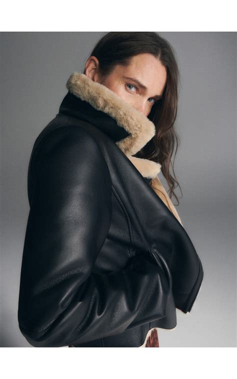 Porovnanie textúry prírodnej a umelej kože