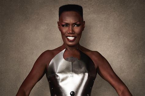 Grace Jones s účesom Buzz Cut