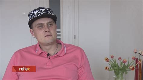 Muž s výraznými črtami tváre a účesom Buzz Cut