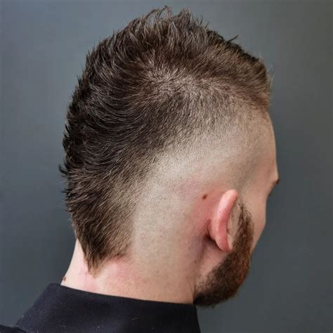 Chlapec s účesom mohawk