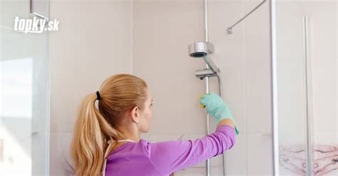 žena sa holí v sprche s vodotesným depilátorom