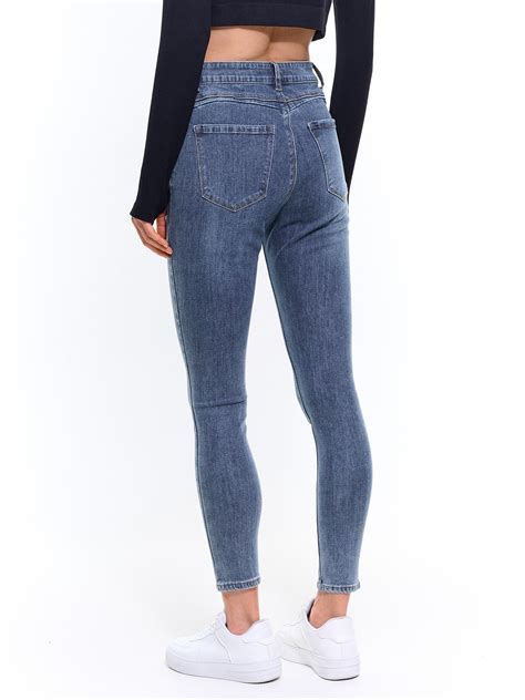 Detail dámskych riflí s push-up efektom