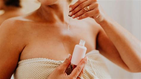 Žena aplikuje peeling na pokožku