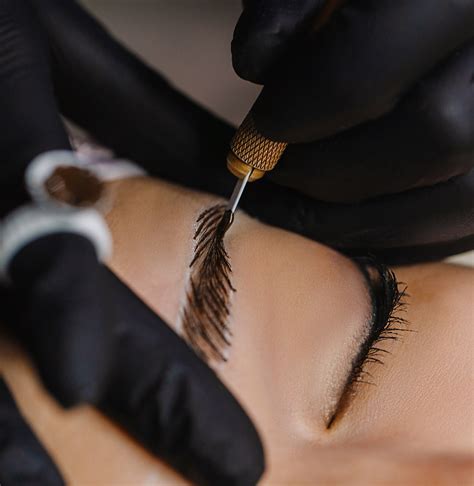 Ilustrácia ženy s dokonale upraveným obočím