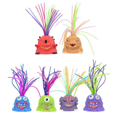 Dve ženy (jedna s divokými vlasmi, druhá v policajnej uniforme) naháňajú muža