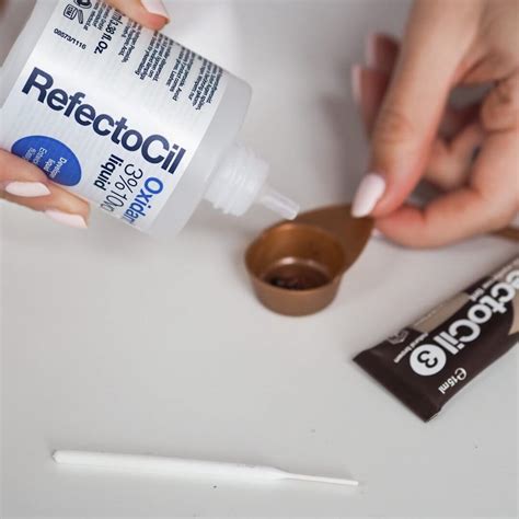 Návod na domáce farbenie obočia hennou