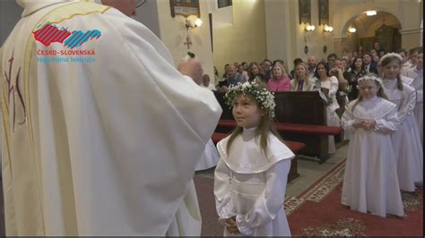 Dievčatá v bielych šatách na prvom svätom prijímaní