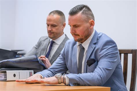 Detailná fotografia kaderníka pri konzultácii so zákazníkom