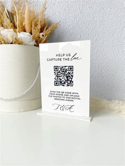 Ilustračná fotografia vstupu do predajne s QR kódom